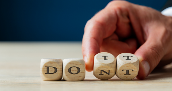 Wooden blocks with the words do it and don’t written on them.